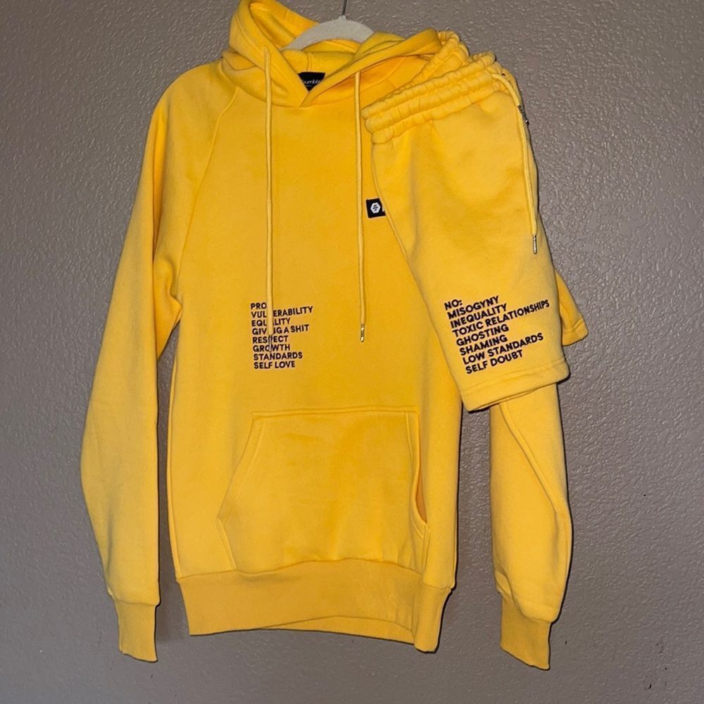 Yellow sweatsuit with shorts bumble size small